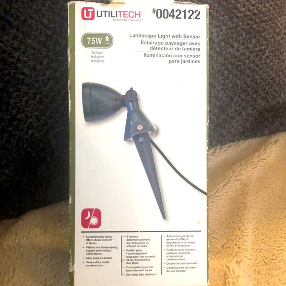 New in Box Utilitech Landscape Light with Sensor - Picture 1 of 3